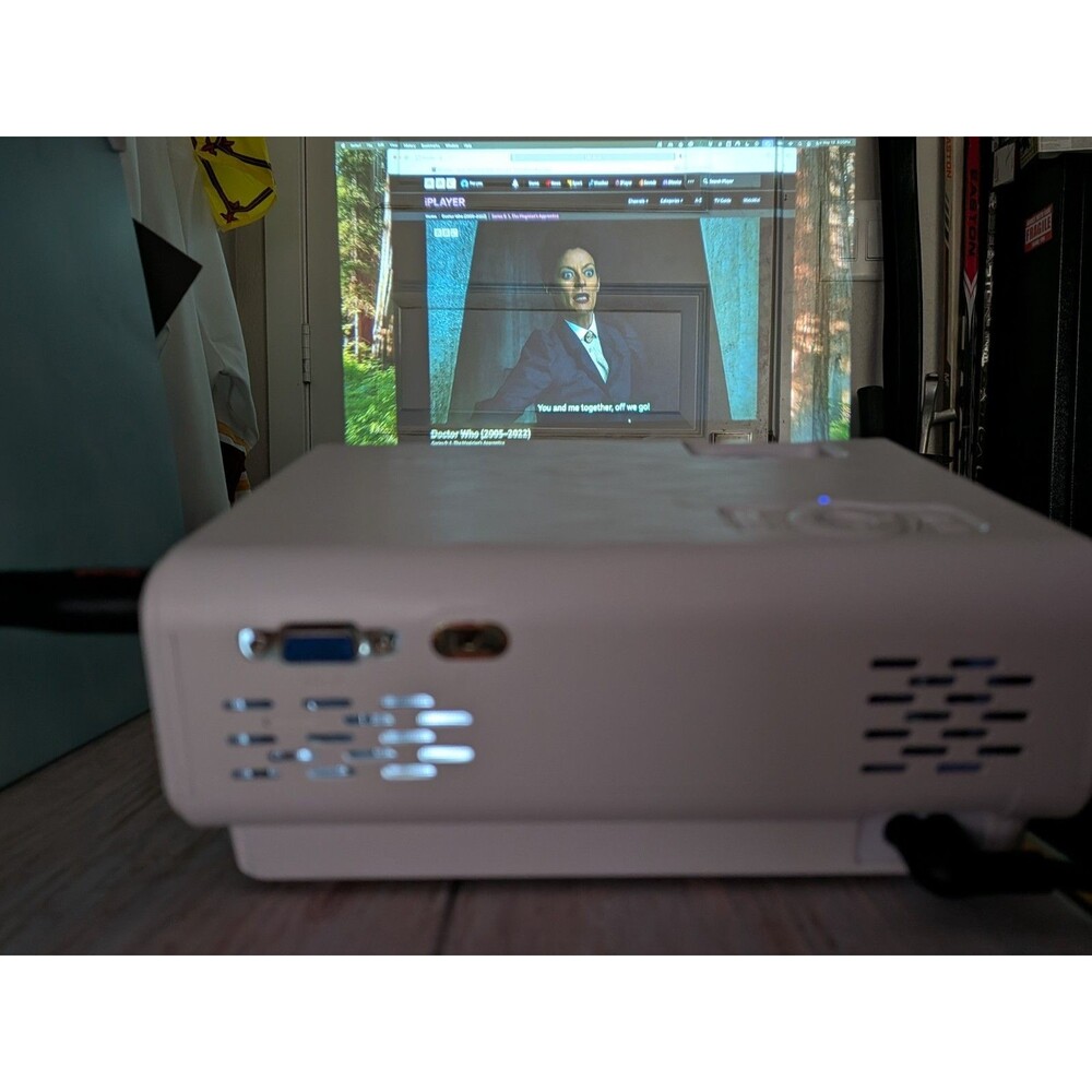 TOPTRO Portable Mini Multimedia Projector (White) - Picture 5 of 5